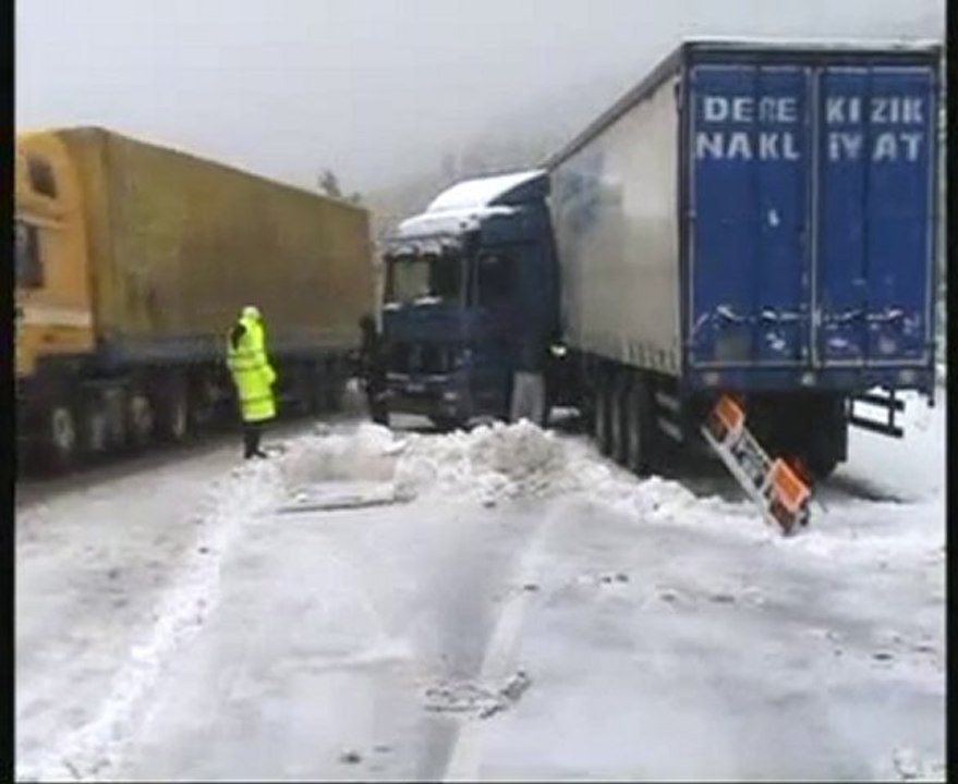 KAR YAĞIŞI TIR ŞOFÖRLERİNİ ESİR ALDI