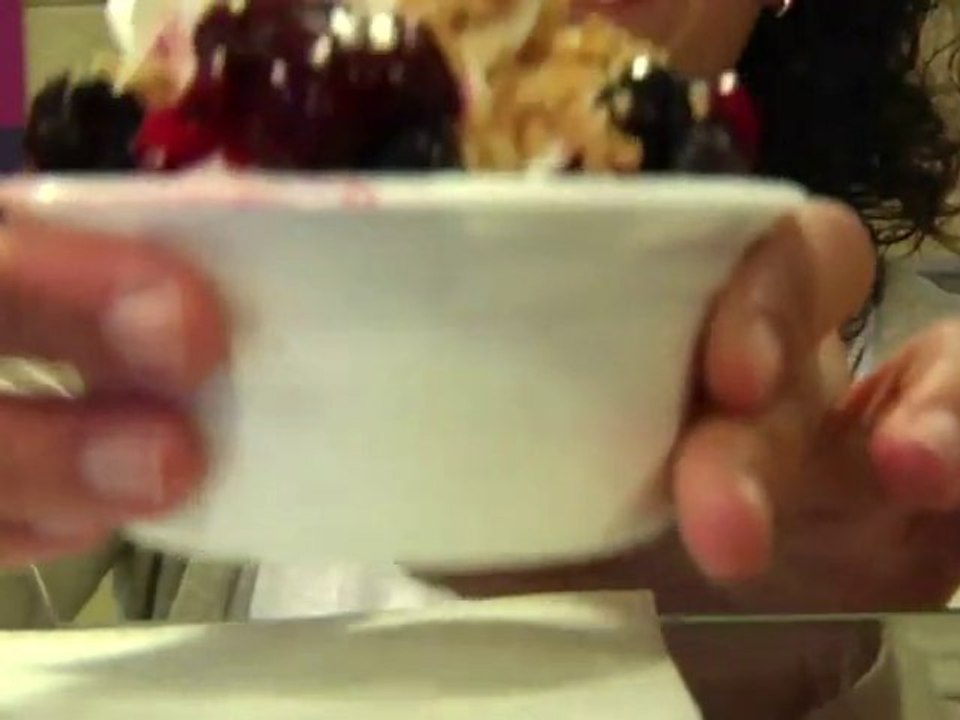 Y HOY, PARA MERENDAR... ¡YOGUR CON MORAS Y GRANOLA!