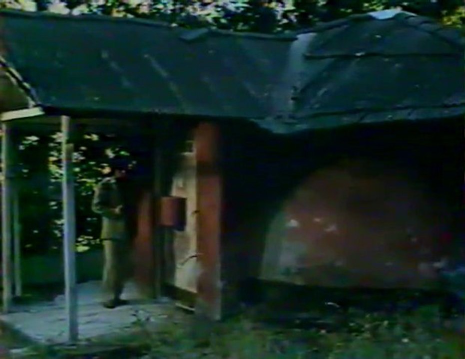 Jean-Pierre Léaud parle à une porte