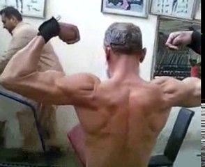 Papy a encore des muscles