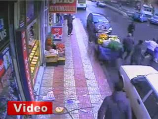 Soyguncuyu camdan dışarı attı!