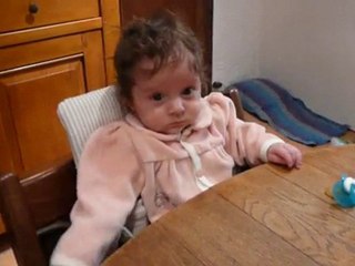 Solène sur la chaise haute... avec des cales !