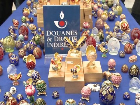 Les douanes présentent 350 faux oeufs de Fabergé saisis à Roissy
