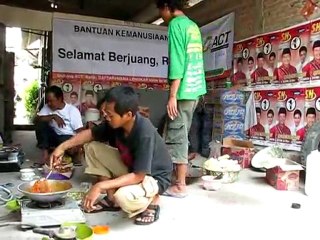 Cooking for the victims of Merapi eruption in Balerante