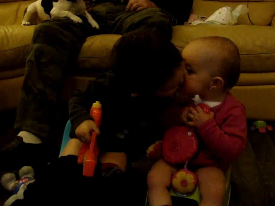 William et Alexandra sur le pot, les bisous