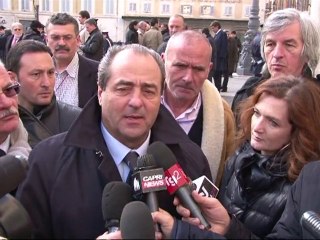 Clashes as Berlusconi survives no-confidence vote