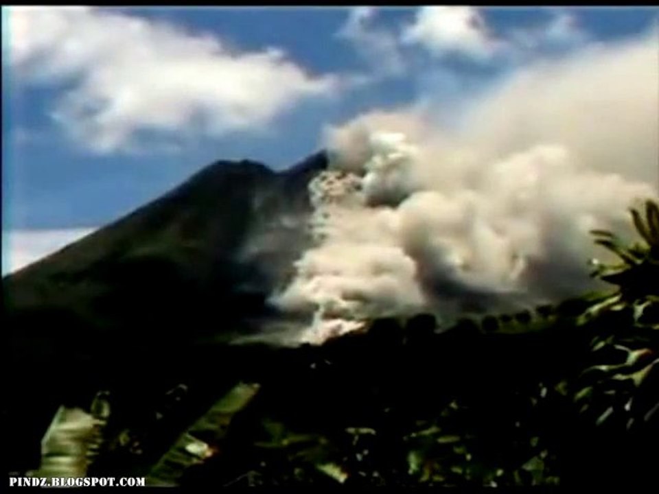 UFO Amazing Sighting Over Arenal Volcano Costa Rica 2005