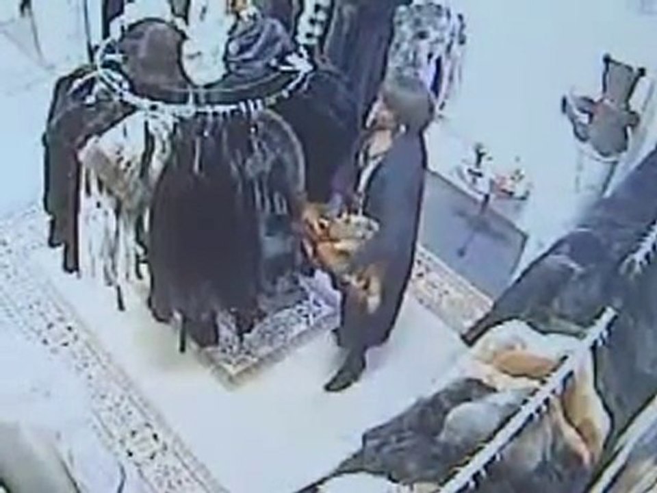 Smog.pl - Złodziejka w sklepie - przyłapana!