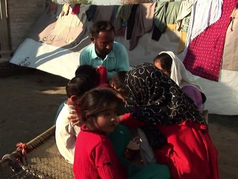 Pakistan: des sinistrés regagnent leurs maisons détruites