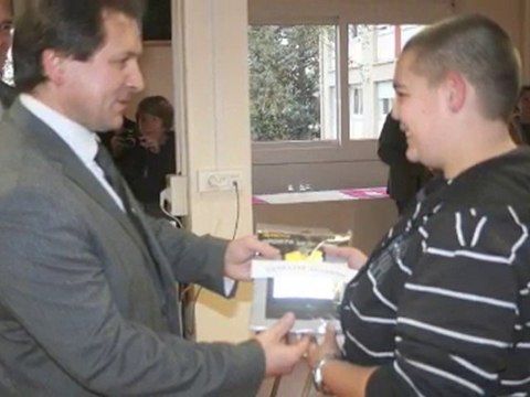 Tarbes - Des gilets fluos pour les élèves de Victor Hugo