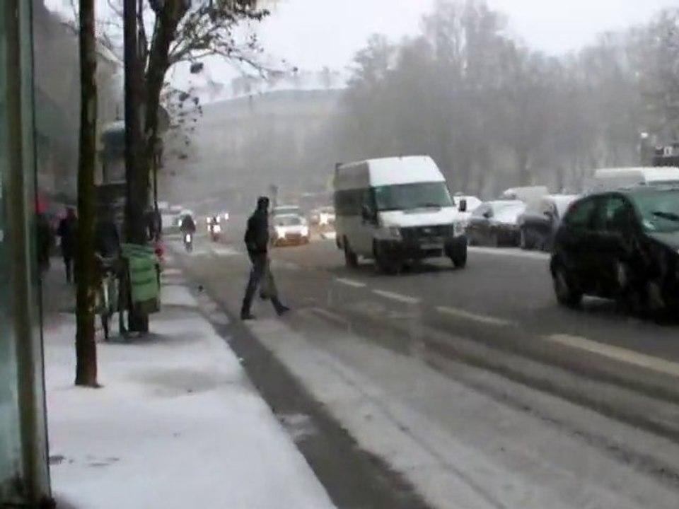 il neige sur la Place de la République à Paris