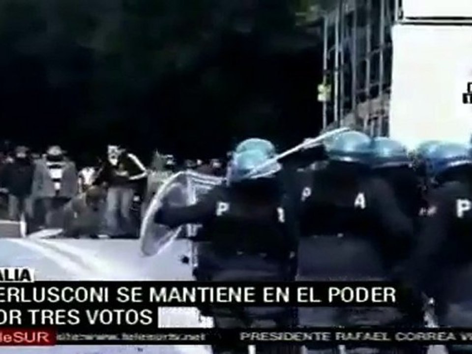 Berlusconi sigue en el poder; violentas protestas en repudio