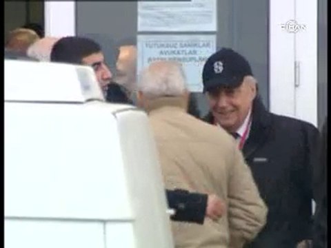 Çetin Doğan Ayakkabılarını Korumalarına Sildirdi