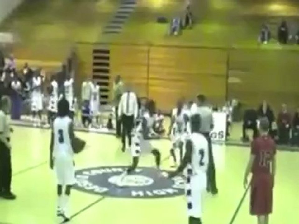 Cestista assale arbitro