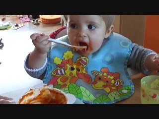 Léa mange toute seule