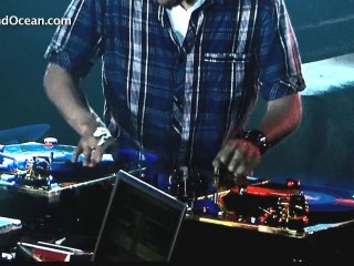 DJ Craze vs DJ Klever 'Traktor Scratch'