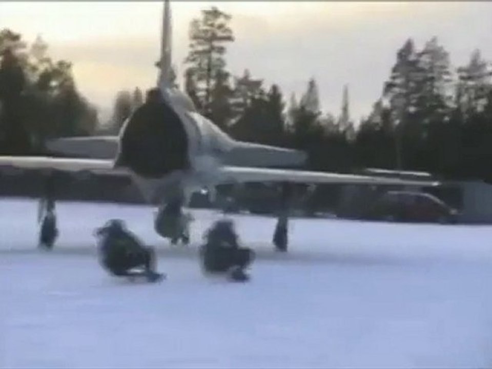 Pazzi in slittino si fanno trainare dal jet