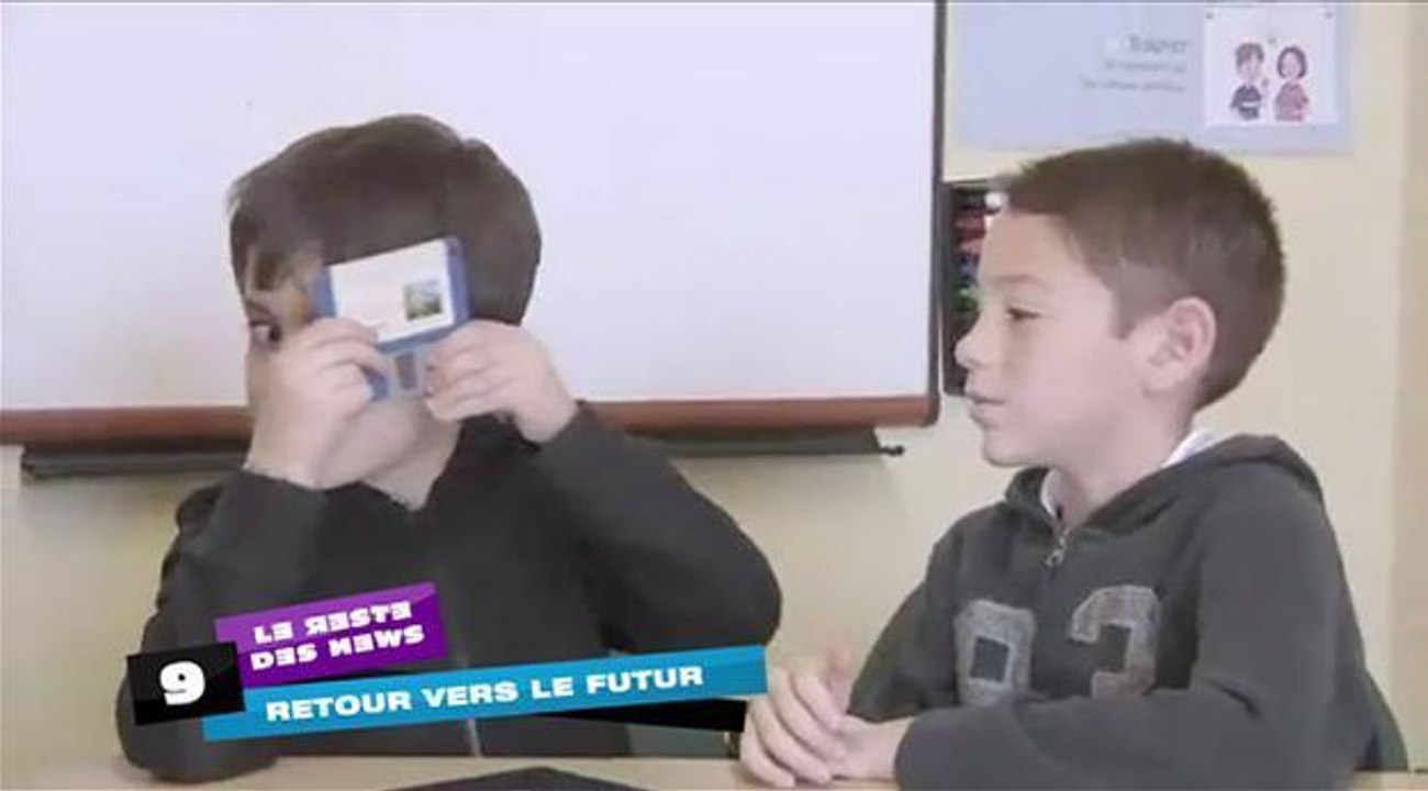 Des enfants découvrent la disquette !