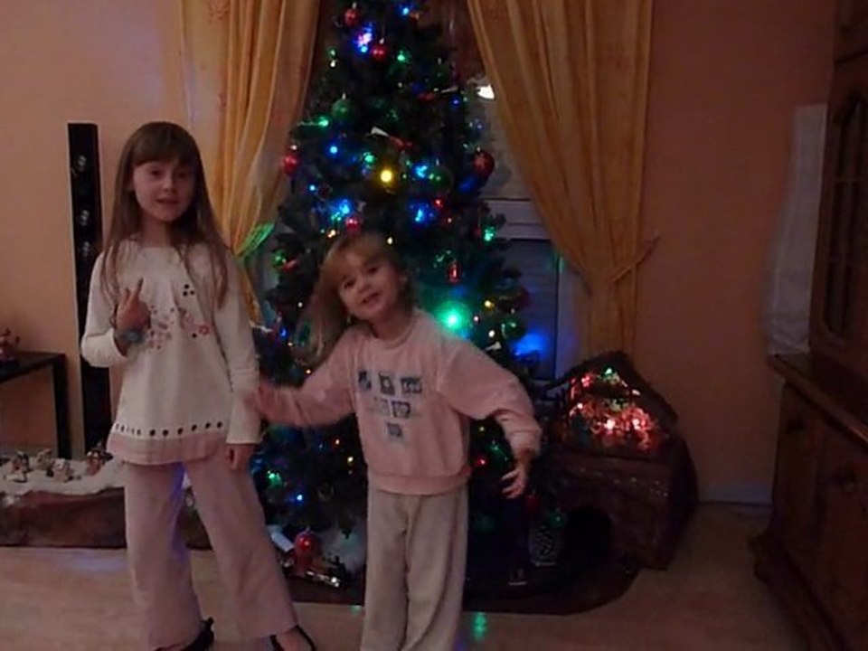 les filles chantent devant le sapin de noel...bis