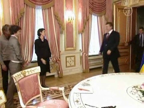 В Украине уволят десятки тысяч чиновников