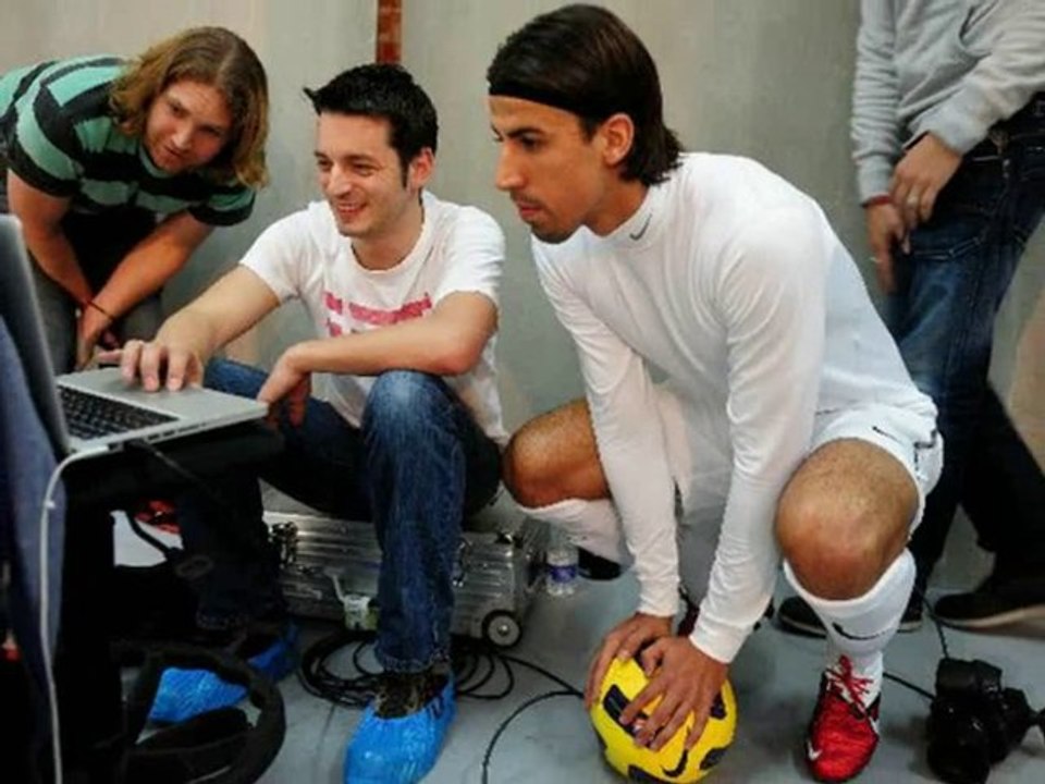 Sami Khedira put some new shoes on