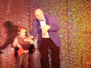 Célian notre apprenti magicien sur scène avec Gilles Petit