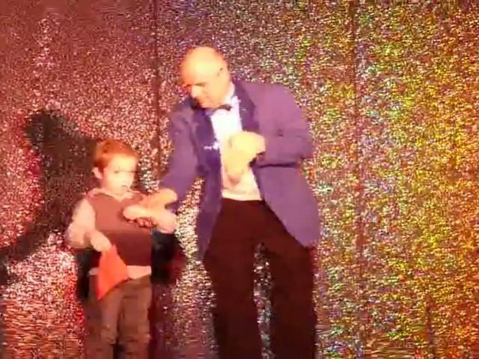 Célian notre apprenti magicien sur scène avec Gilles Petit