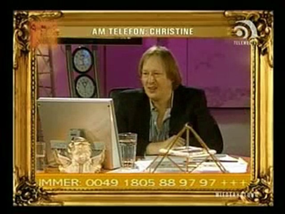 Nervöse christine verärgert hornauer mit telemundial