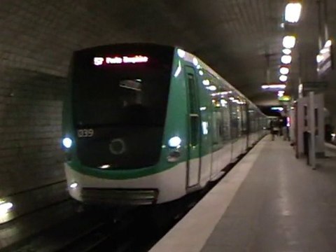 MF2000 : Sur le quai de départ à la station Porte Dauphine sur la ligne 2 du métro parisien