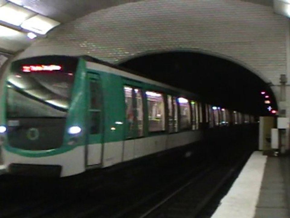 MF2000 : Arrivée à la station Victor Hugo sur la ligne 2 du métro parisien