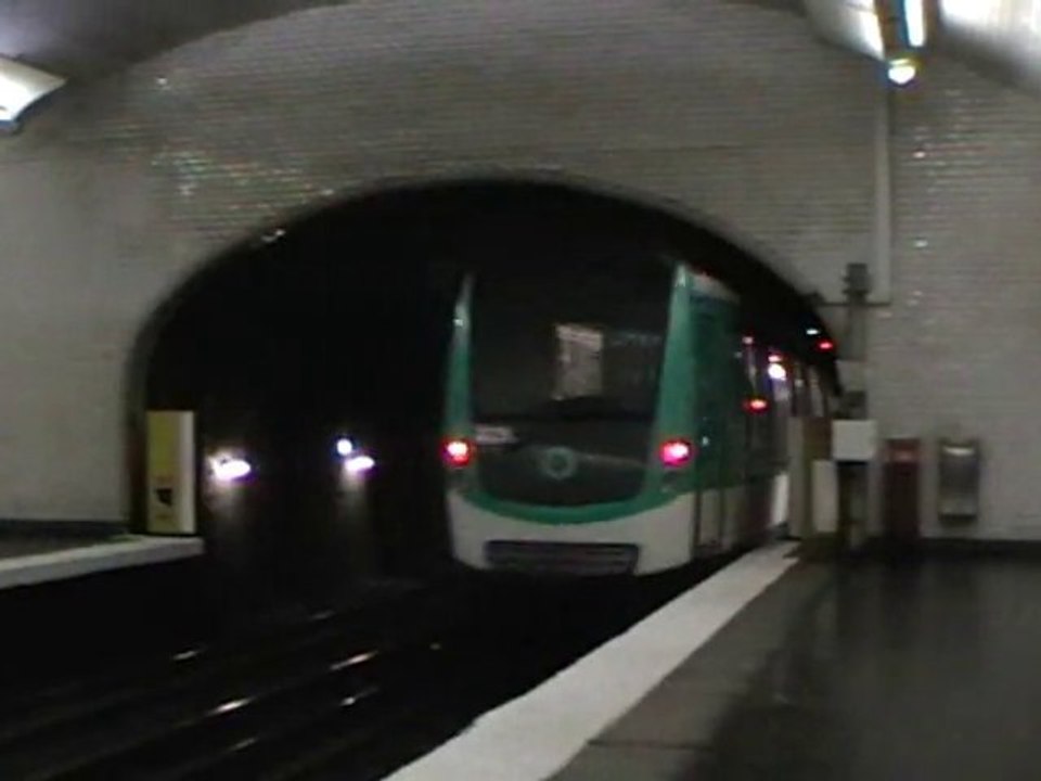 MF2000 : Départ de la station Victor Hugo sur l...