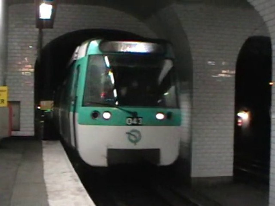 MF77 : Arrivée à la station Grands boulevards sur la ligne 8 du métro parisien