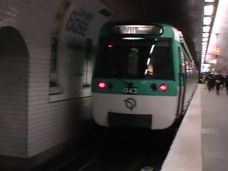 MF77 : Départ de la station Grands boulevards sur le ligne 8 du métro parisien