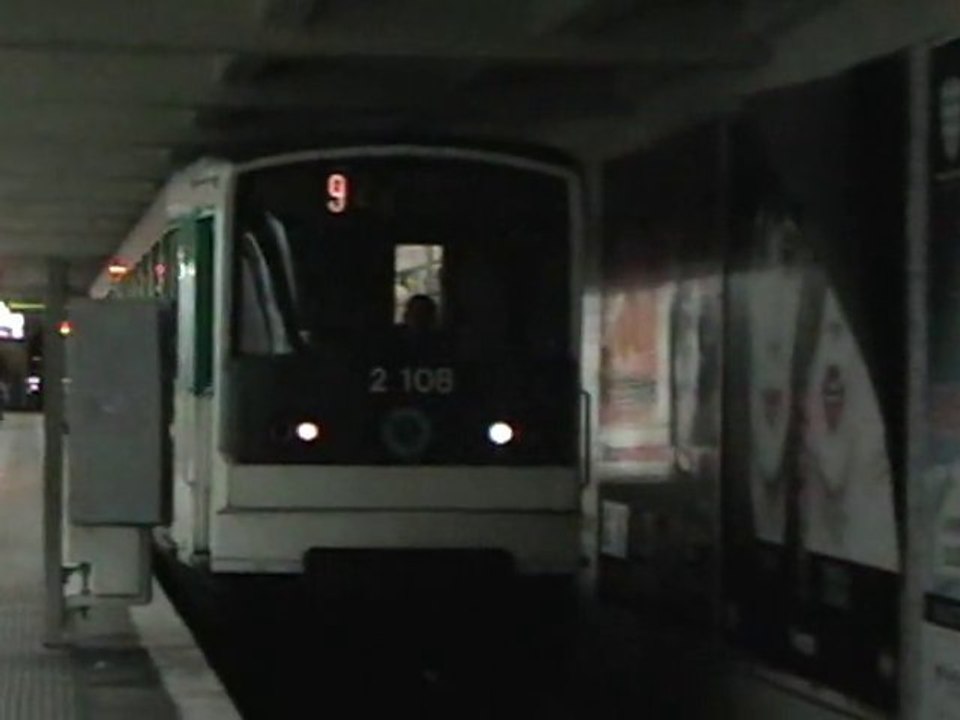 MF67 : Départ de la station Grands boulevards sur la ligne 9 du métro parisien