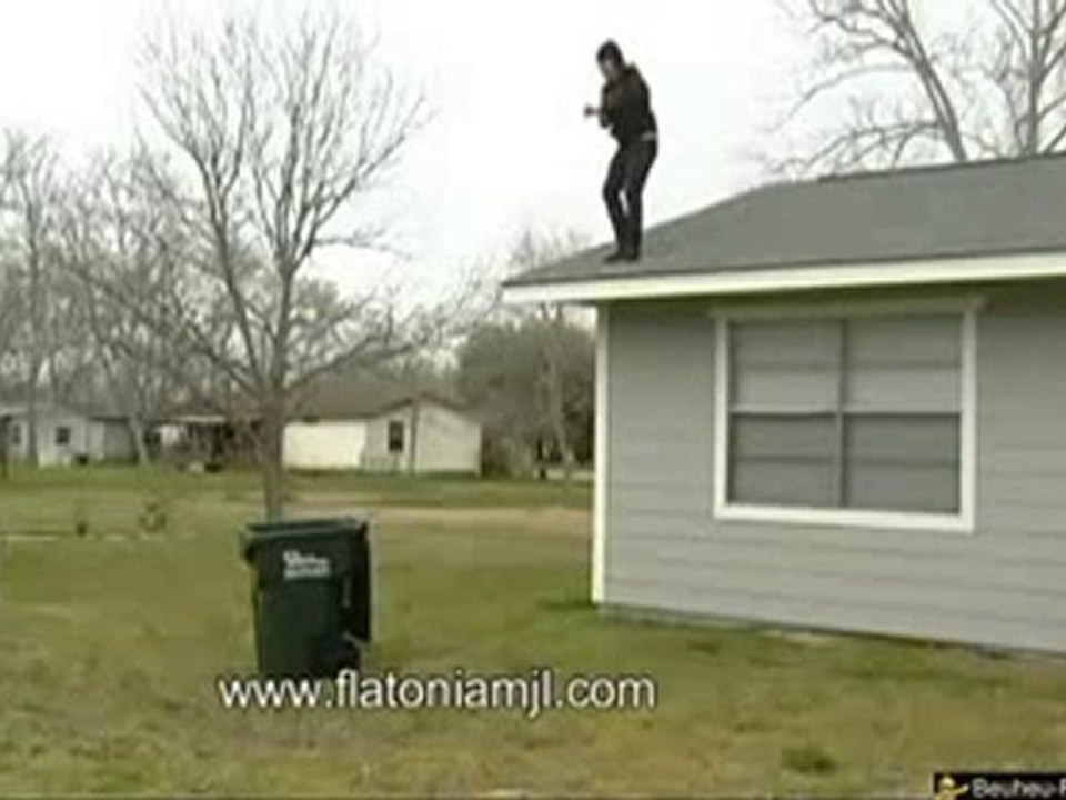 0035 - Régis saute du toit dans une poubelle