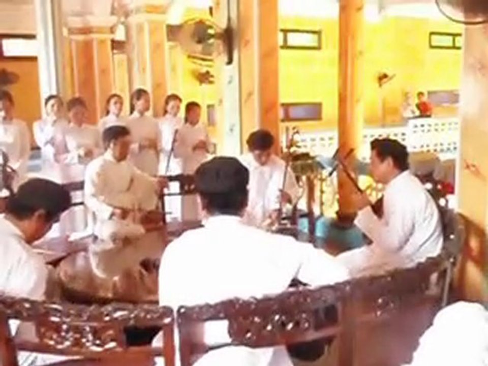 Vietnam Temple cao daist Chants 2009
