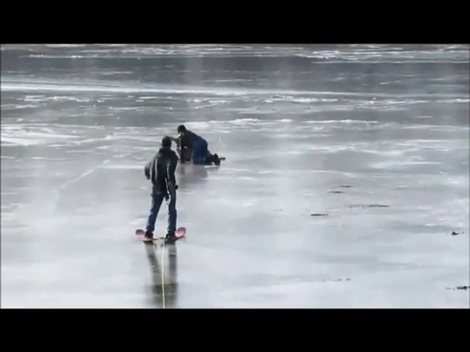 Two Deer Rescued From Frozen River /Due cervi salvati in mod