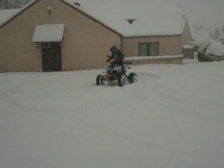 Alex dans la neige avec son Shineray 150 Swift