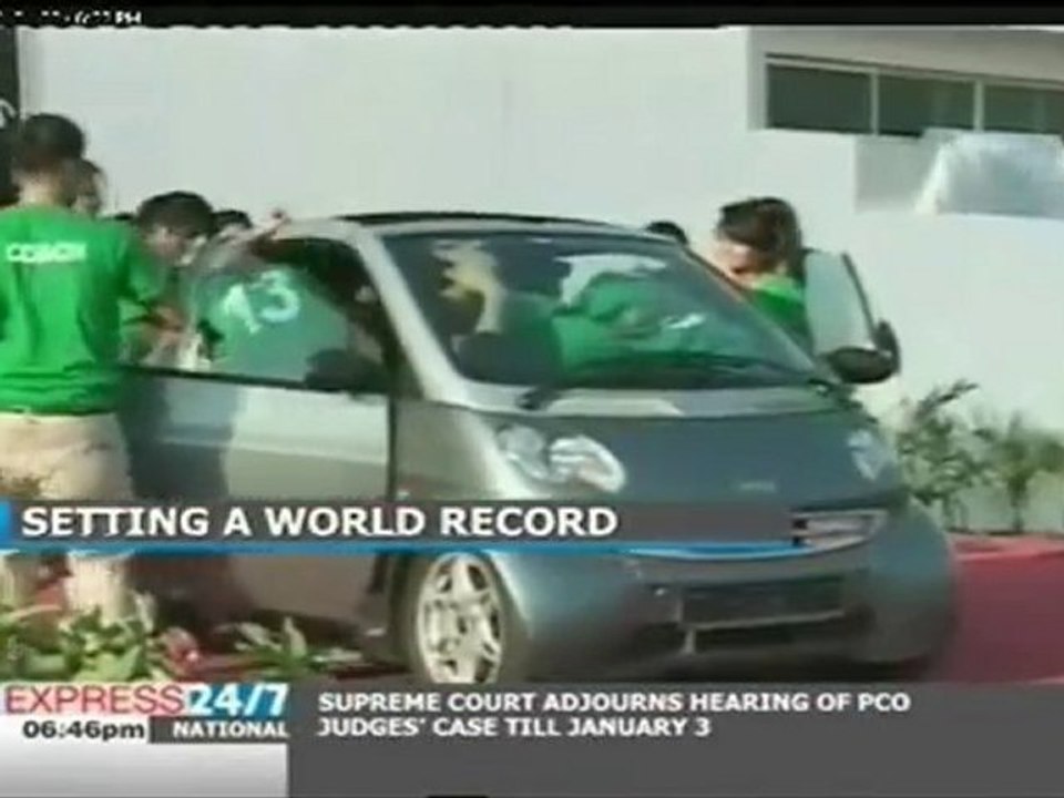 Record du monde - 19 Filles dans une Smart !!!