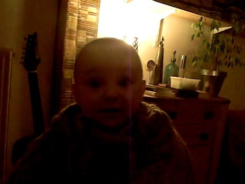 marius petit garcon rire genoux