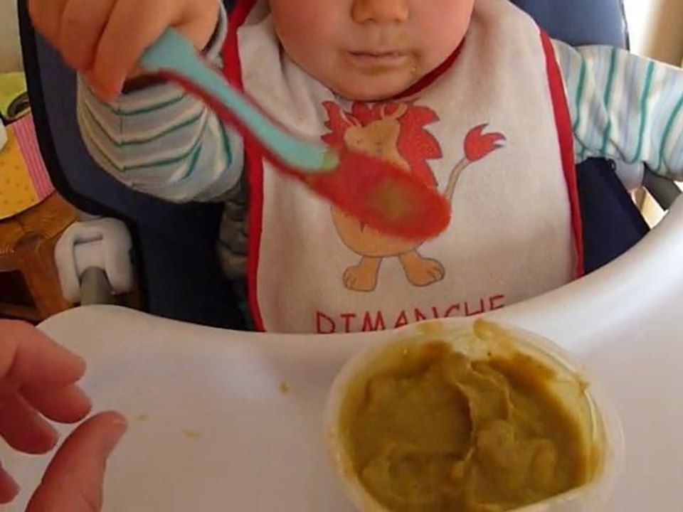 19 décembre 10 Bastien mange presque tout seul