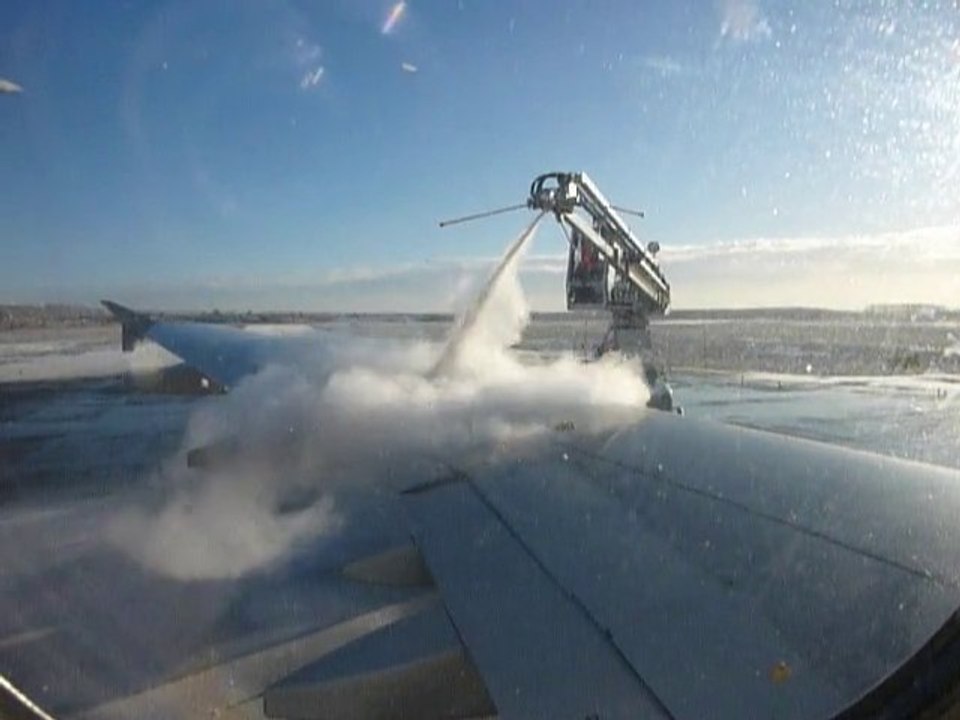 dégivrage des ailes d'un avion à Roissy