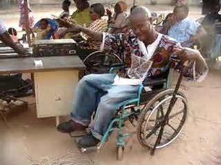 Sur son fauteuil, il danse