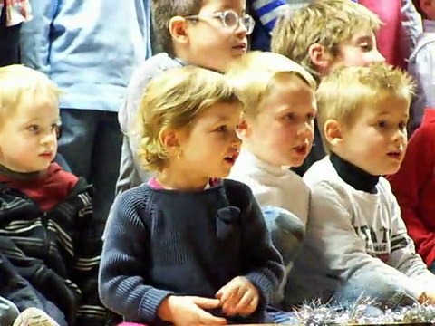 Romy chante petit papa noël