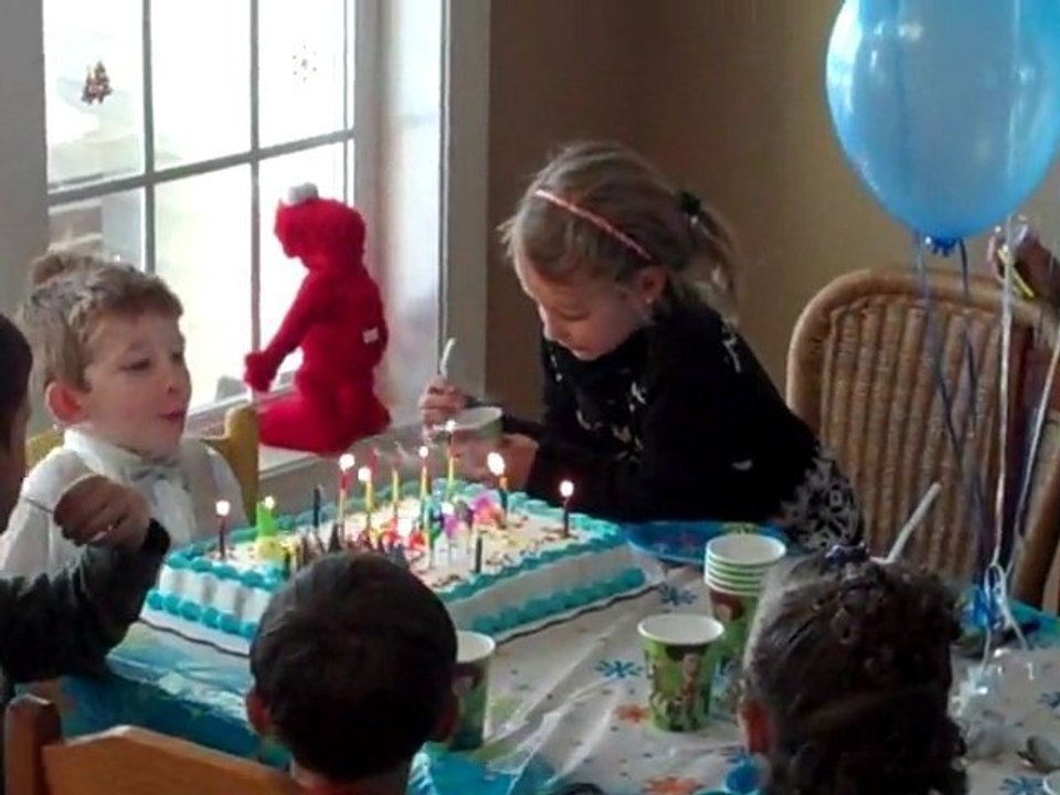 Clément souffle les bougies pour son 5ème anniversaire