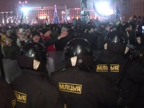 Bélarus: la manifestation de l'opposition violemment dispersée