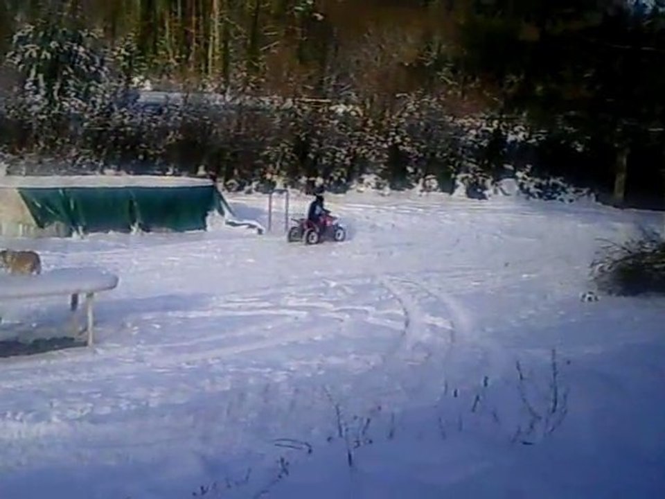 Titi s'éclate dans la neige