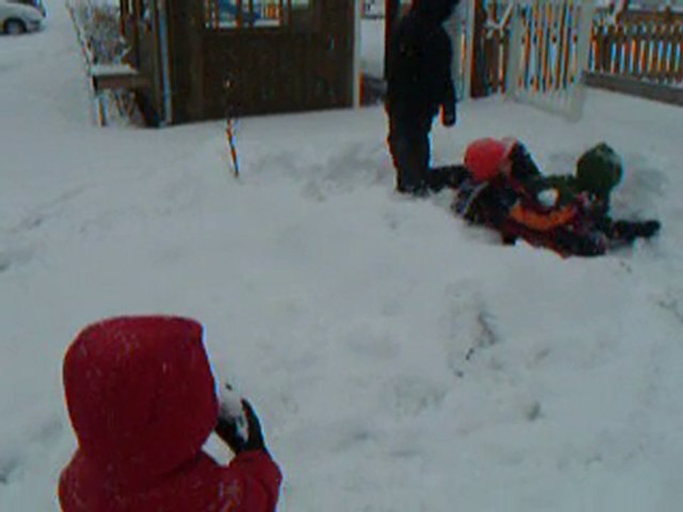 Arthur joue dans la neige