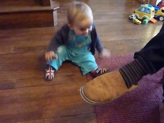 18 décembre 10 Bastien adore les babouches de papa