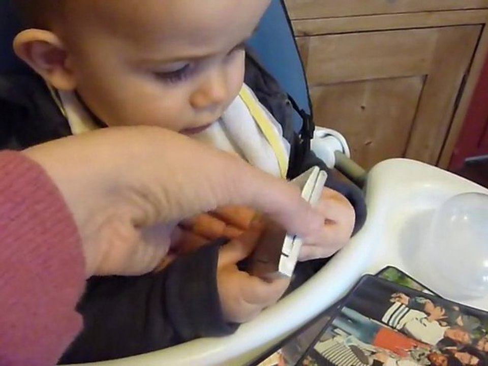 18 décembre 10 Bastien joue avec un miroir